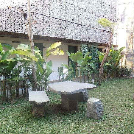 Flores Gallery Hotel Бандунг Екстериор снимка