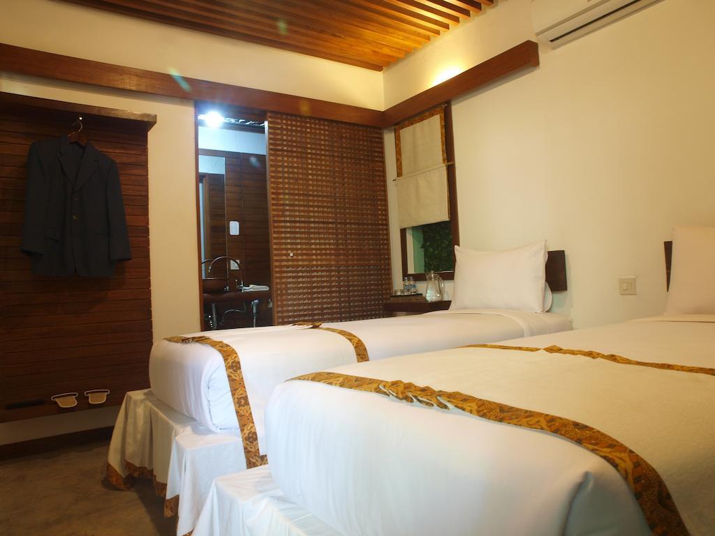 Flores Gallery Hotel Бандунг Екстериор снимка