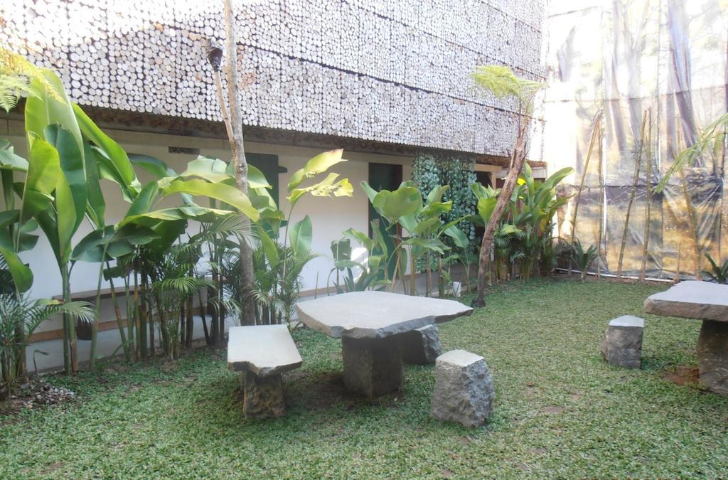 Flores Gallery Hotel Бандунг Екстериор снимка