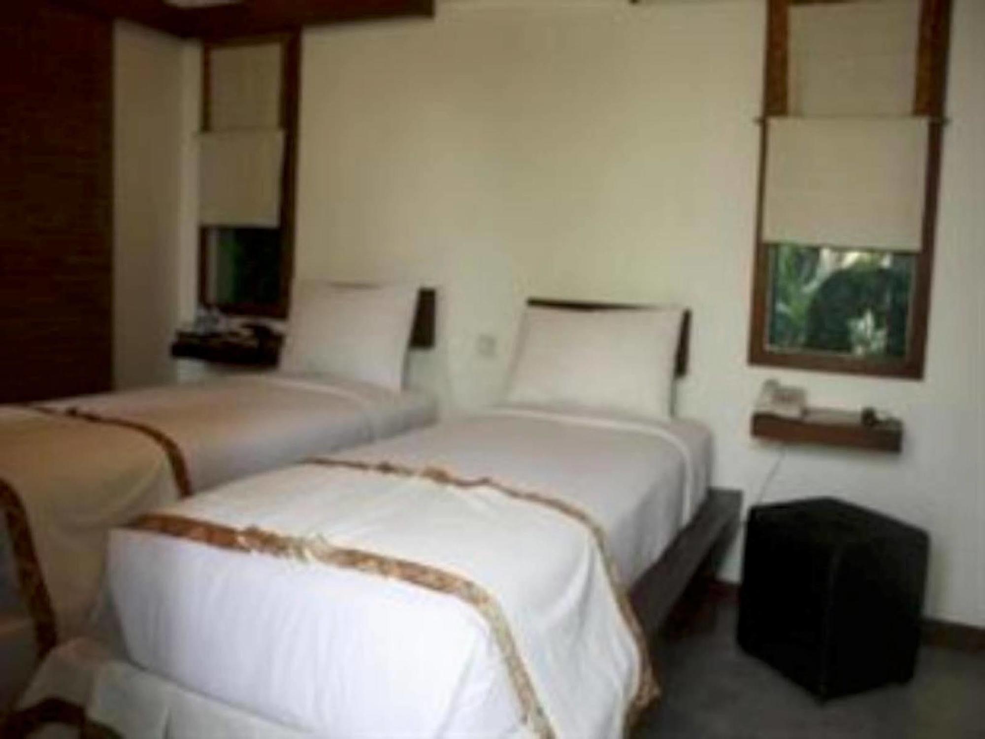 Flores Gallery Hotel Бандунг Екстериор снимка