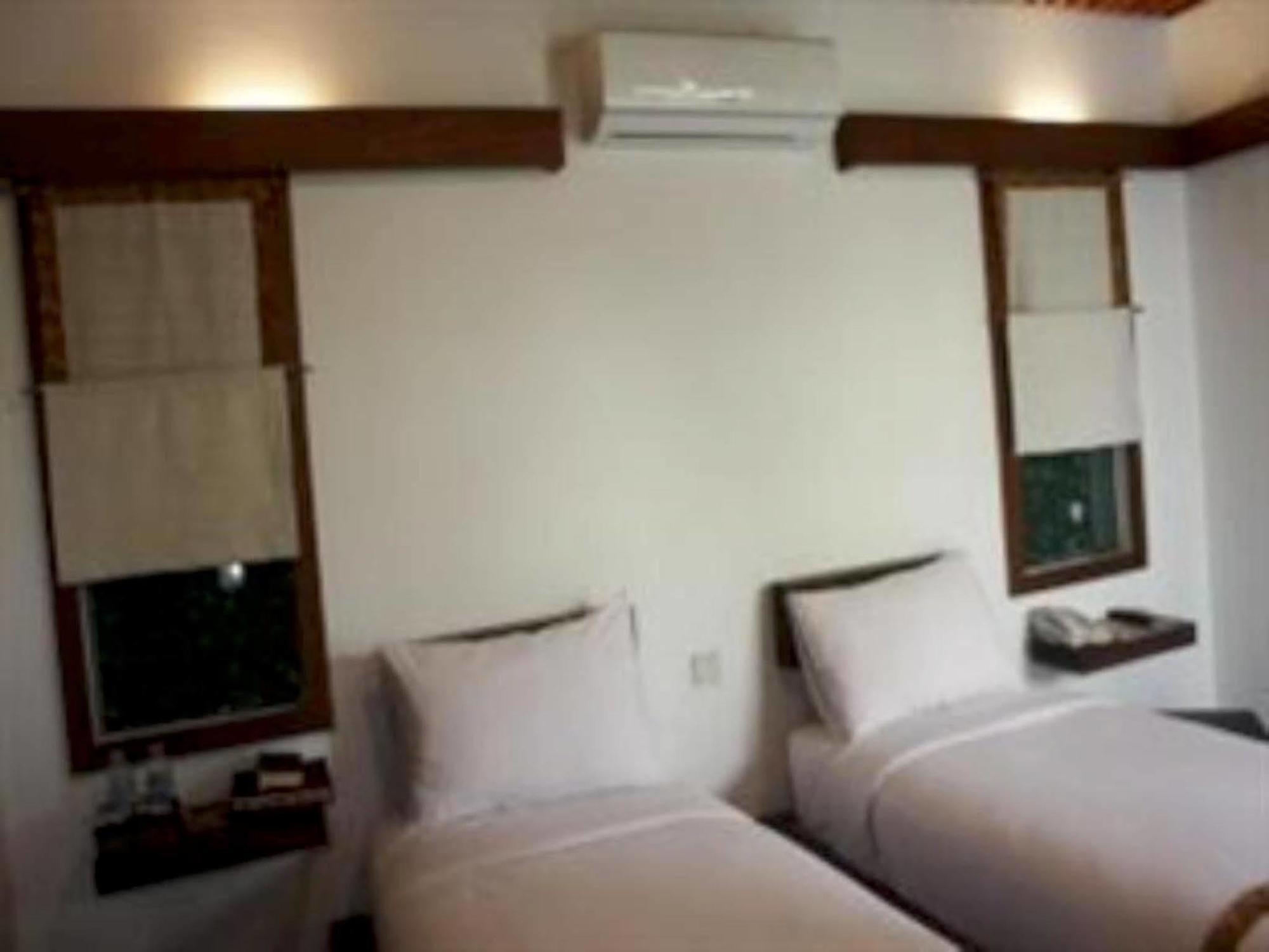 Flores Gallery Hotel Бандунг Екстериор снимка