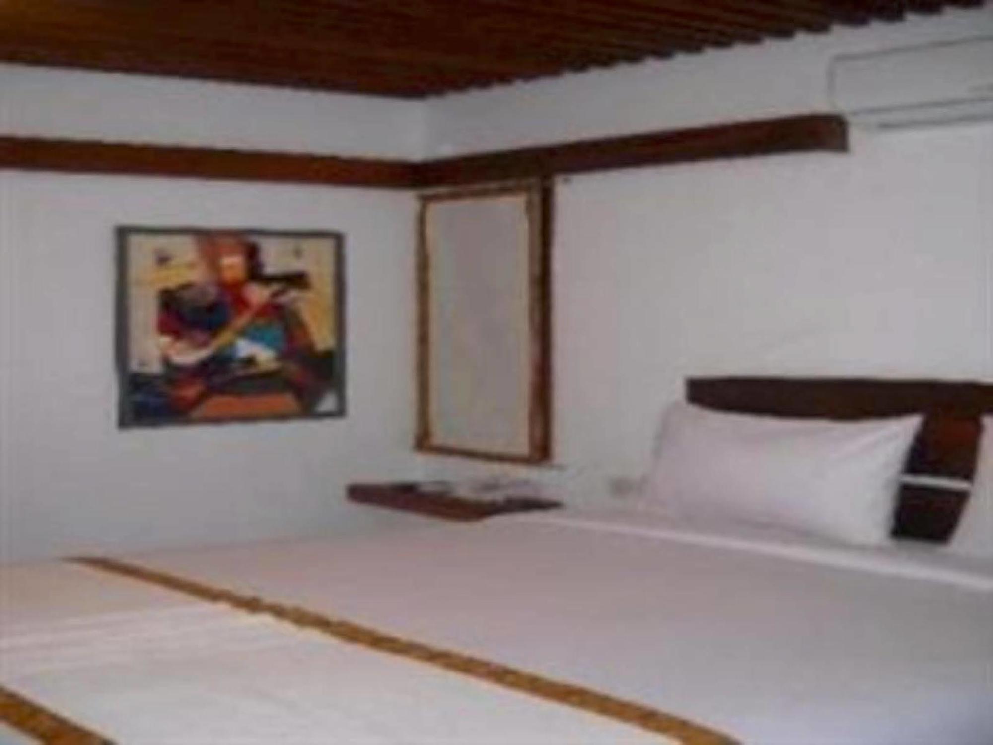 Flores Gallery Hotel Бандунг Екстериор снимка